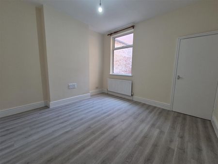 3 Bed House - Terraced - Photo 3