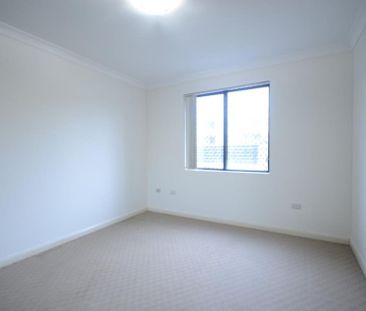 2 Bedroom Apartment in Handy Location! - Photo 4