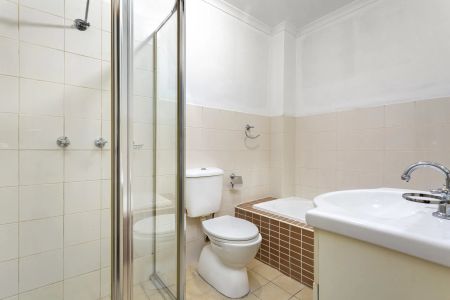 Beautifully Updated Ground Floor Apartment - Photo 4