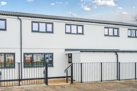 4 bedroom end of terrace house to rent - Photo 2
