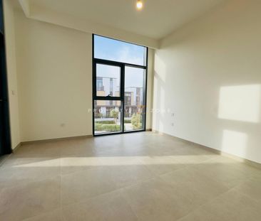 Bright | Ready to Move | Corner Plot | Private - Photo 3