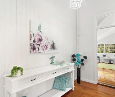 Stunning traditional Queenslander, walk to beach - Photo 4