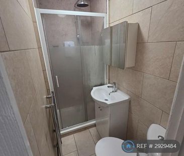 1 bedroom in a flat share to rent - Photo 5