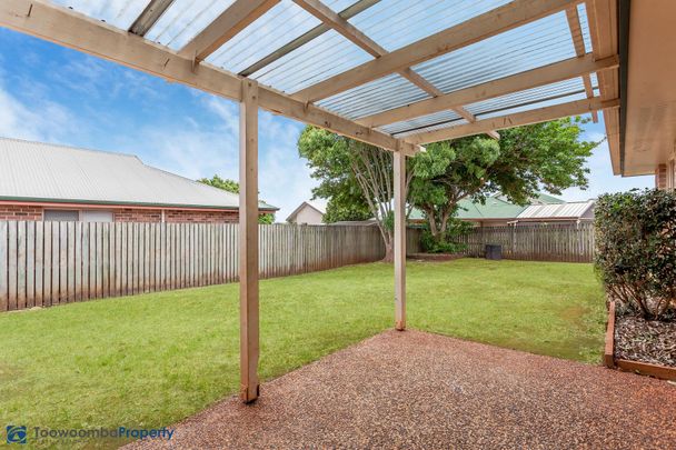This impeccably presented Middle Ridge home is sure to impress! - Photo 1