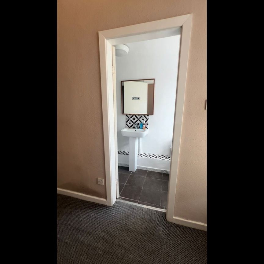 Room in a Shared House, Grasmere St, L5 - Photo 1