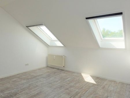 Gepflegte ca. 89 m² große DG-Wohnung mit großem Wohn-/Esszimmer, Tageslichtbad und PKW-Stellplatz - Photo 4