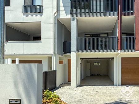 Brand-New Modern Townhouse with Solar Power in Prime Toowong Location - Photo 2