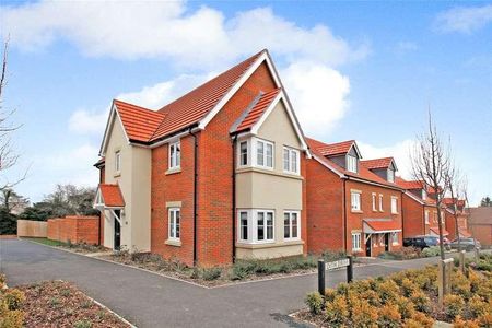 Rowden Way, Alton, Hampshire, GU34 - Photo 2