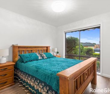 Spacious Family Home in Convenient Roxburgh Park - Photo 5