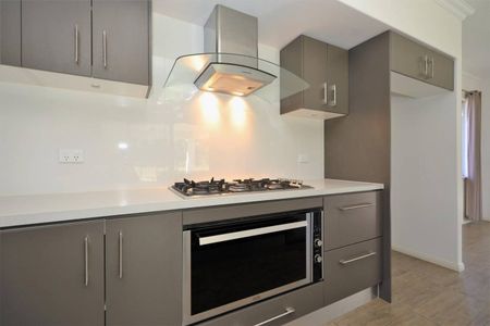 Something Special - Top Quality Modern Home - Fully Fenced - Photo 3