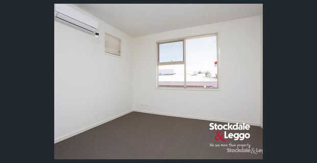 Modern Townhouse in a Prime Lifestyle Location - Photo 1