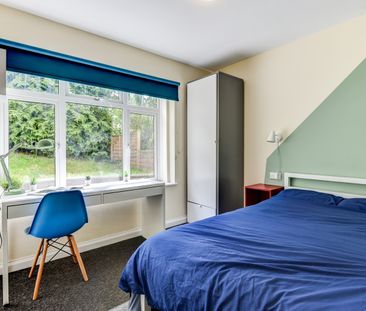 6 Bed Semi-Detached House, Auckland Drive, BN2 - Photo 3