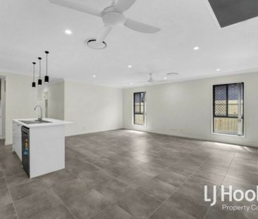 Ducted Air Conditioning - 2 x Living Zones - Near New! - Photo 2