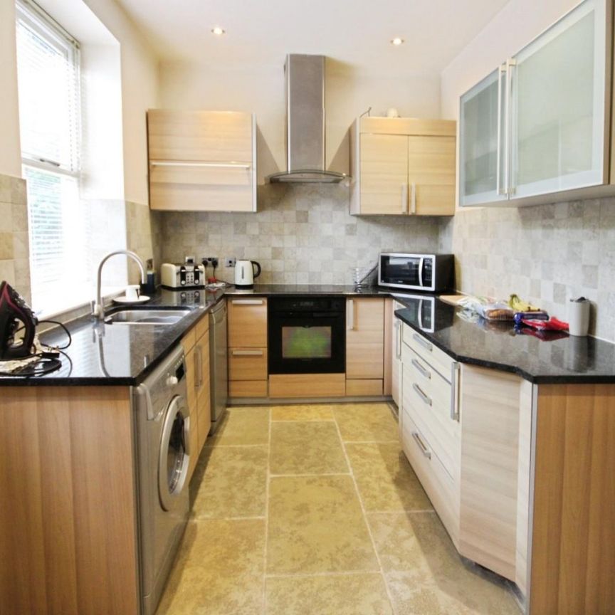 2 bedroom Flat To Let - Photo 1