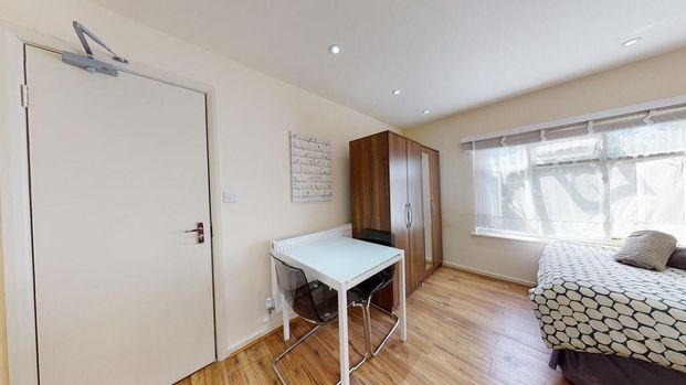 Studio to rent - Photo 1