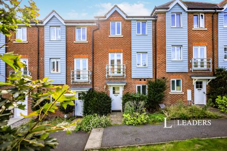 4 bedroom town house to rent Weavers Close - Photo 3