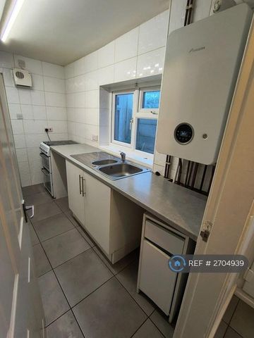 3 bedroom terraced house to rent - Photo 3