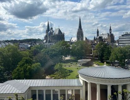 Gemütliche Dachgeschoss-Wohnung am Elisenbrunnen mit Blick auf den Aachener Dom - Photo 1