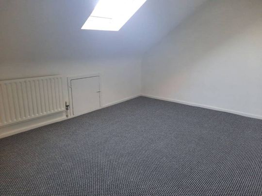 Partly Furnished 2 Bedroom Terrace - Photo 1