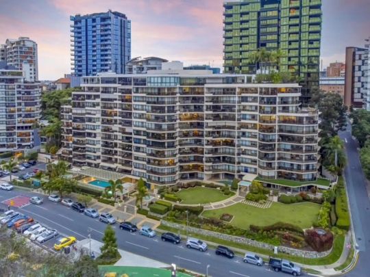 “Exclusive Resort Style Riverfront Living in Southbank Apartments with Stunning North Facing River & City Views” - Photo 1