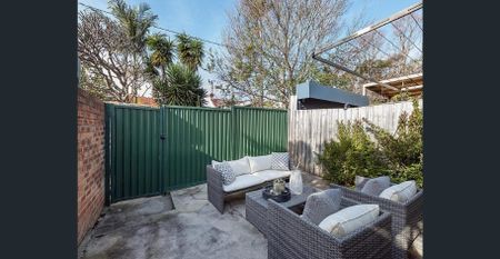 Character Home with Private Courtyard - Photo 4