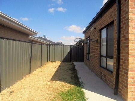 23 Scoria Circuit, CRAIGIEBURN - Photo 4