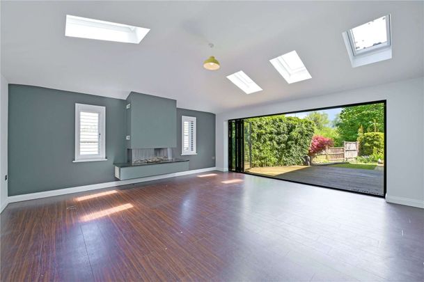 Spacious detached family home with large garden, studio and impressive open plan living - Photo 1
