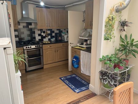 Room in a Shared House, Jephson Road, E7 - Photo 2