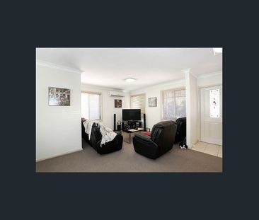 3 Bedroom 2.5 Bathroom + 2 Garage available for rent - Photo 5