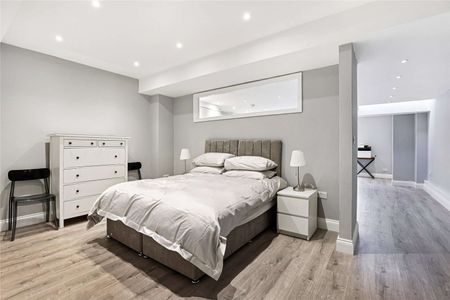 A recently refurbished large studio apartment. - Photo 2