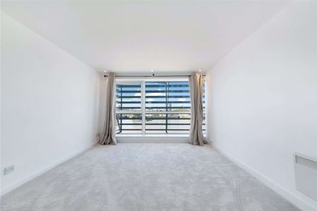 A two double bedroom duplex penthouse situated on the 6th and 7th floor of this charming gated riverside development located off Westferry Road. - Photo 4