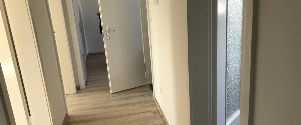 Zentral Wohnen in Krefeld - schöne Dachgeschosswohnung mit Laminatboden - Photo 1