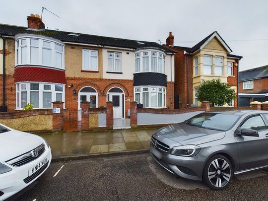 4 bedroom end of terrace house to rent - Photo 1