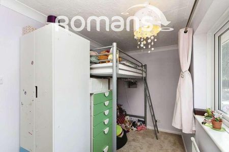 Lakeside Gardens, Farnborough, GU14 - Photo 2