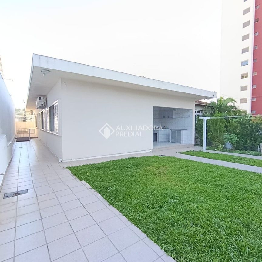 Casa com 3 quartos e 230m² para alugar em Centro, Florianópolis. - Photo 1