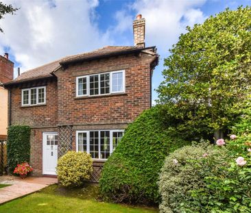 A well presented, detached family home, ideally located close to th... - Photo 1