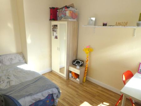 4 bedroom semi-detached house to rent - Photo 3