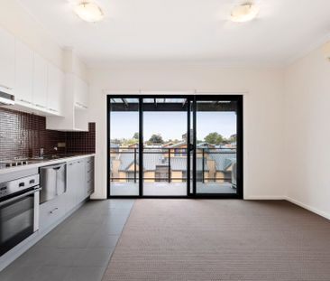 Stylish Two-Bedroom Apartment with Private Balcony - Photo 3