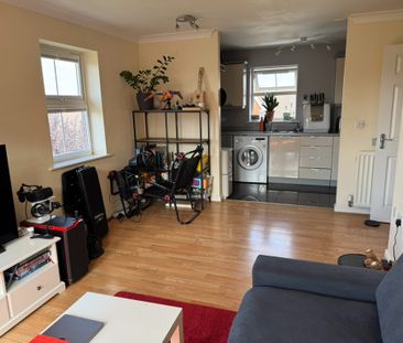 2 Bed Flat, Piper Way, IG1 - Photo 2