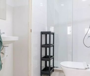 Room in a shared 12-bedroom apartment for rent in Sol, perfect for professionals and students - Foto 5