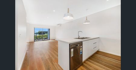 Spacious 3-Bedroom Family Townhome in Prime Location!! - Photo 3