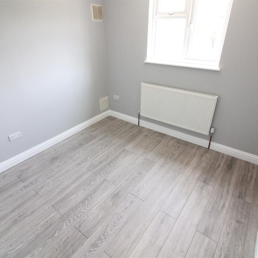 Camborne Way, Heston - Photo 1