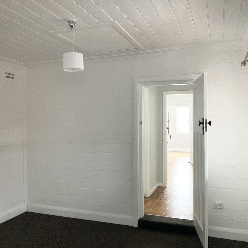 Cosy Cottage in CBD Location - Photo 1