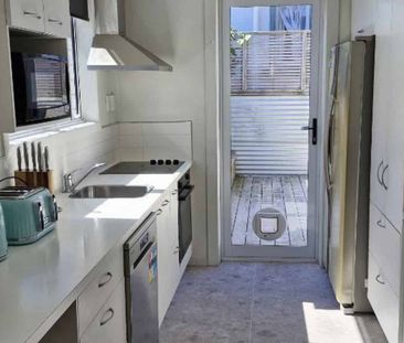 Furnished Inner City Spacious Home - Photo 4