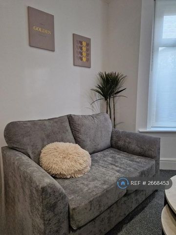 1 bedroom in a house share to rent - Photo 2