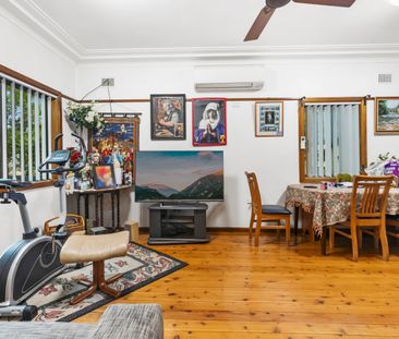 Neat & tidy 4-5 bedroom home with large yard! - Photo 3