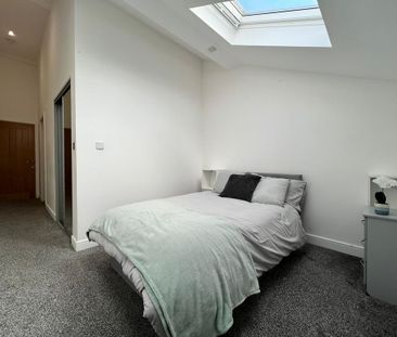 1 bedroom in a flat share to rent - Photo 2