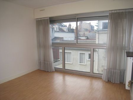 Location Appartement 4 pièces 71m² ORLEANS 45000 - Photo 3
