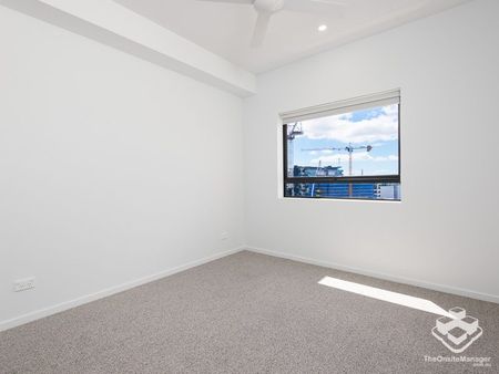 MODERN - SPACIOUS APARTMENT - EAST FACING - Photo 4