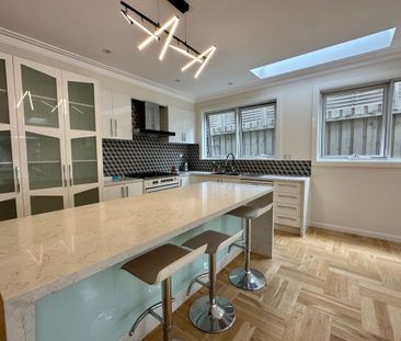 ARCHITECTURALLY DESIGNED TOWNHOUSE IN THE MCKINNON SCHOOL ZONE - Photo 2